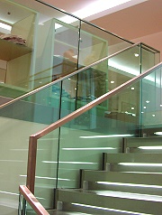 Treppen aus Glas und Stahl