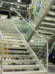 Treppe aus Glas und Stahl
